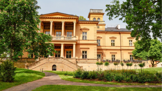 Procházka po interiéru bývalé Bulínovy vily (dnes Akademie věd ČR)