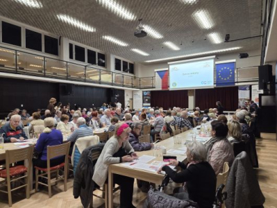 Senioři opět ve škole: studenti jim uspořádali den plný osvěty a informací